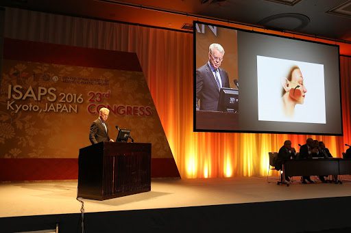 Dr. Grotting lecturing to a large audience in Kyoto, Japan, at ISAPS 2016